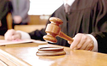 Trimis în judecată, în arest preventiv, pentru tâlhârie, se chinuie să-și recapete libertatea